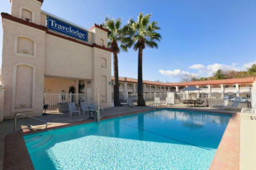 Отель Travelodge by Wyndham Redding CA  Реддинг